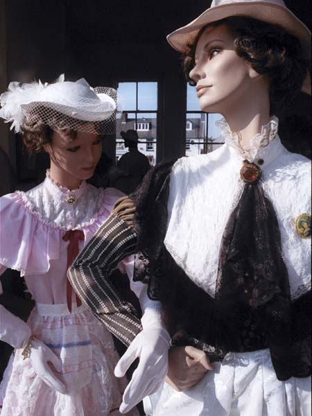 Mannequins,Llanfairpwll Station,Llanfairpwllgwyngyllgogerychwyrndrobwllllantysiliogogogoch